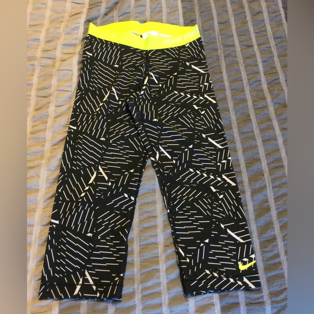 Nike Pro DriFit 19” crops leggings size medium